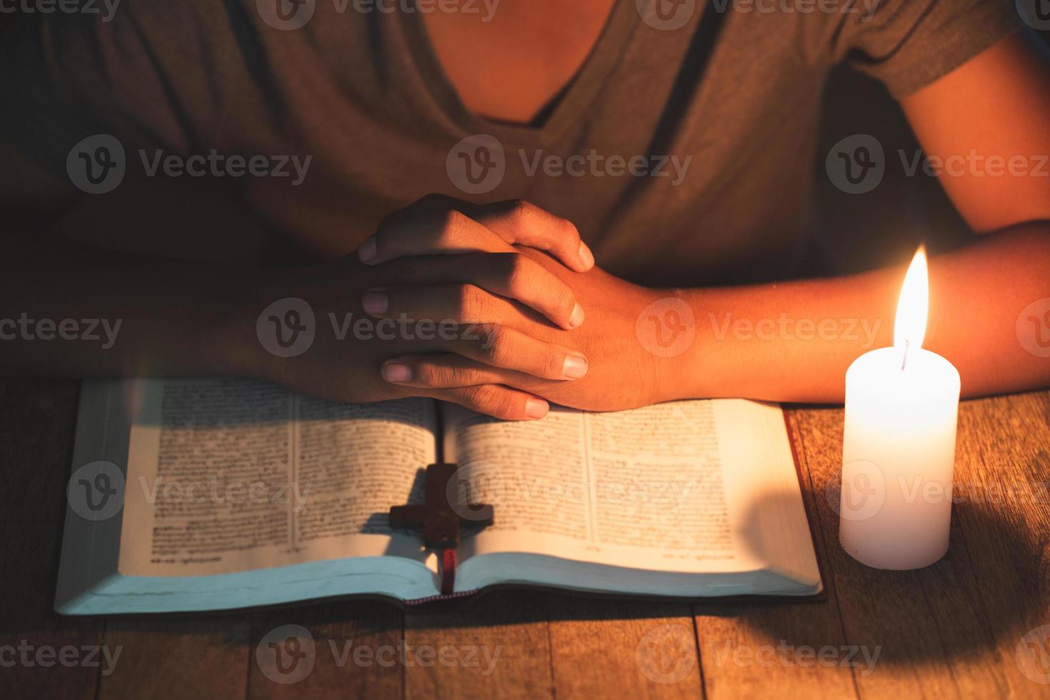 mains en prière. la thérapie eucharistique bénisse dieu aidant à se repentir catholique pâques prêté esprit prier. fond de concept de religion chrétienne. photo