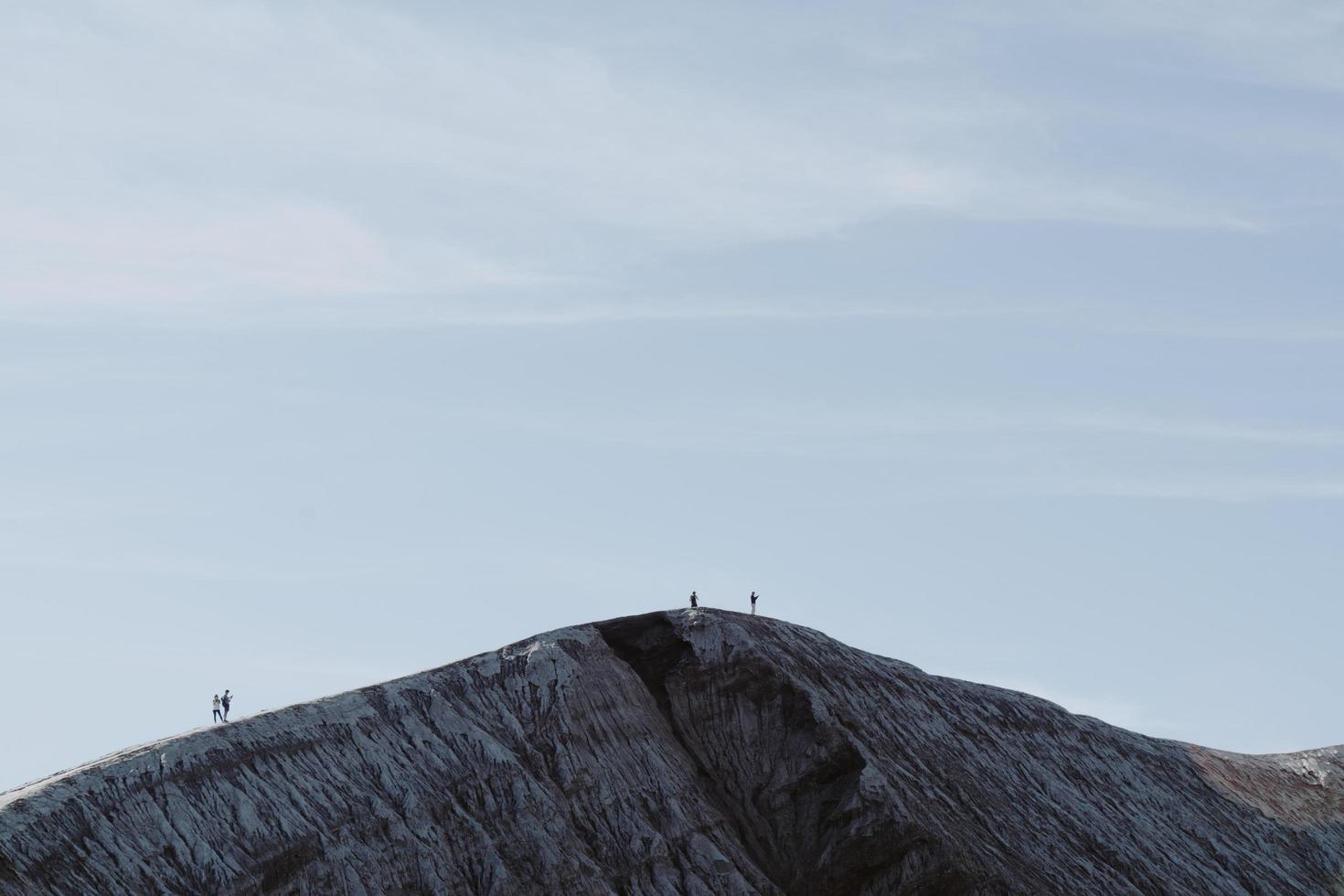 personnes marchant sur une crête photo