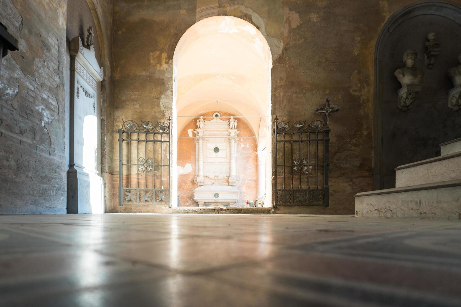 ferrara, italie-mars 20,2022-se promener à l'intérieur du cimetière monumental de la chartreuse de ferrara pendant une journée ensoleillée. photo