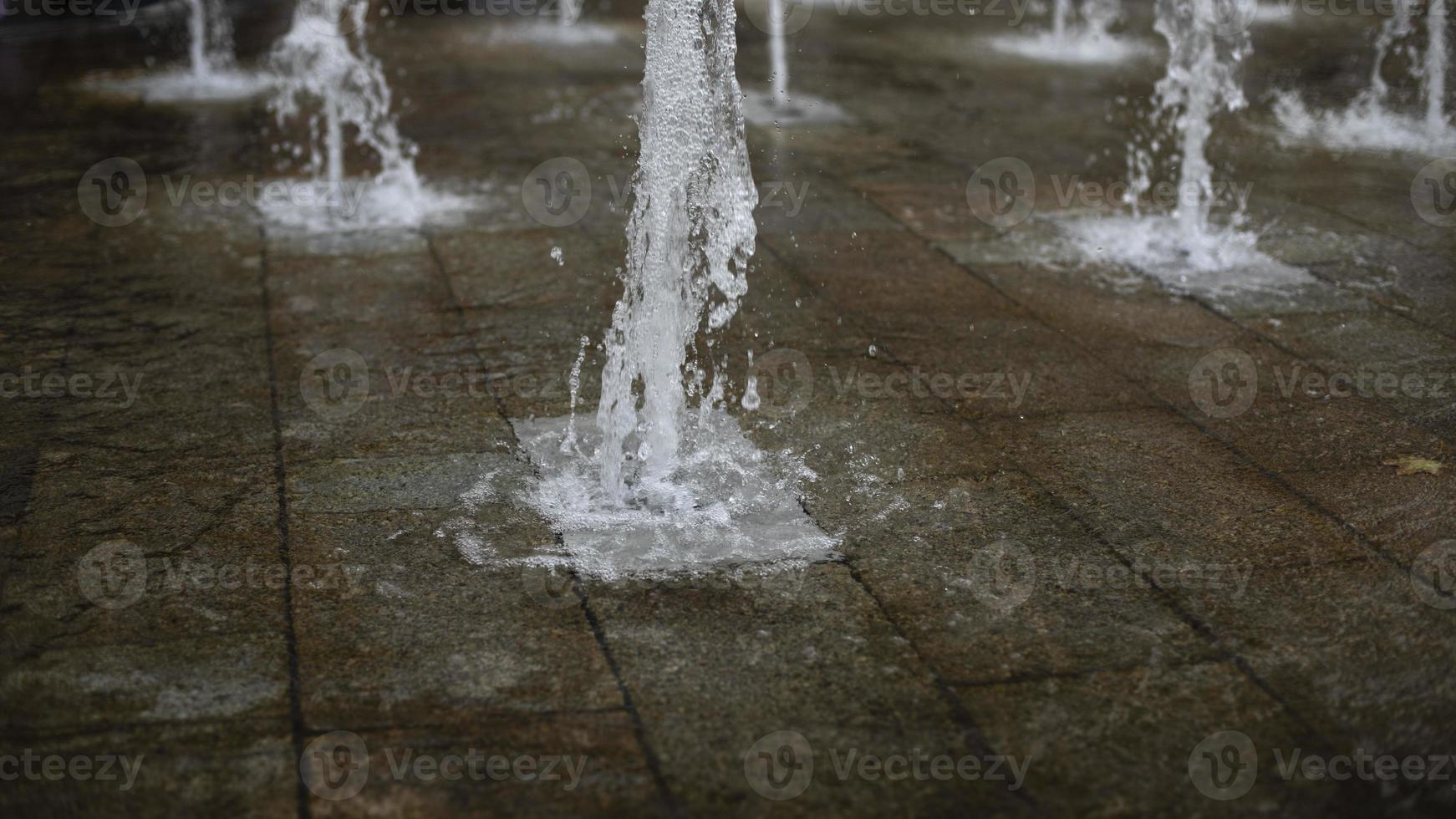 fontaine en ville. jets d'eau dans la zone. débit d'eau. photo