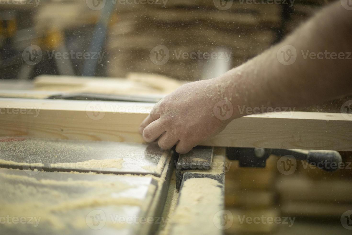 le charpentier tient la planche. main de maître. photo