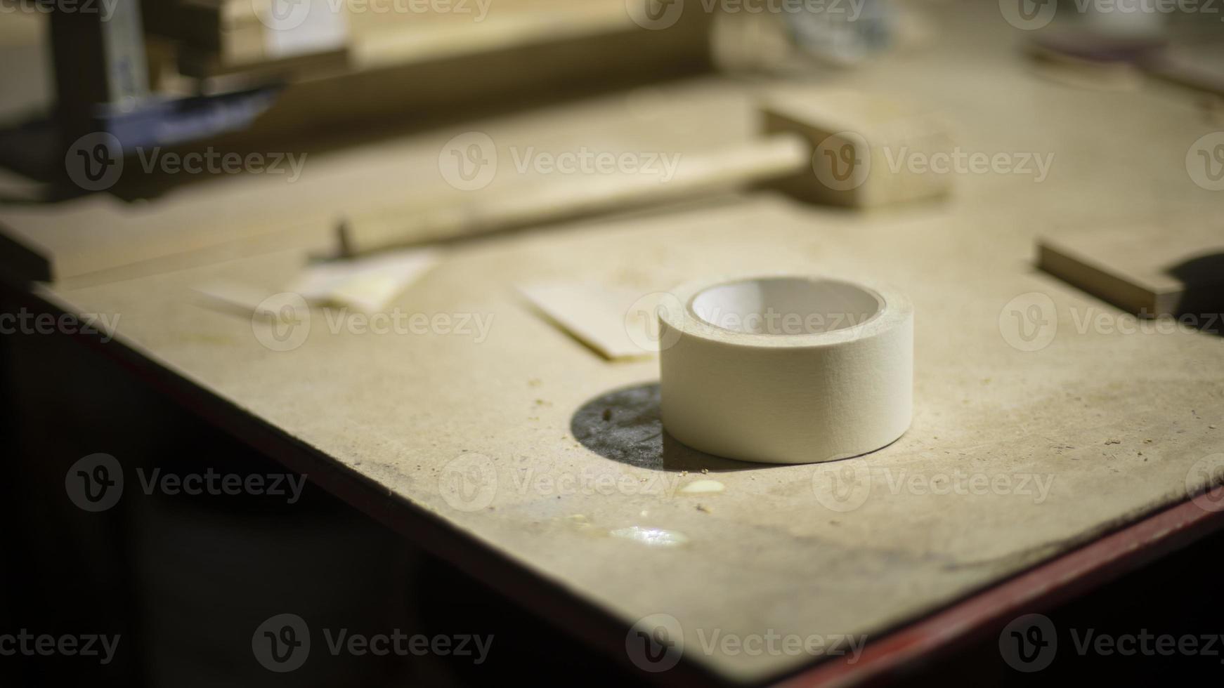 Ruban Adhésif Sur Une Table En Bois. Image stock - Image du