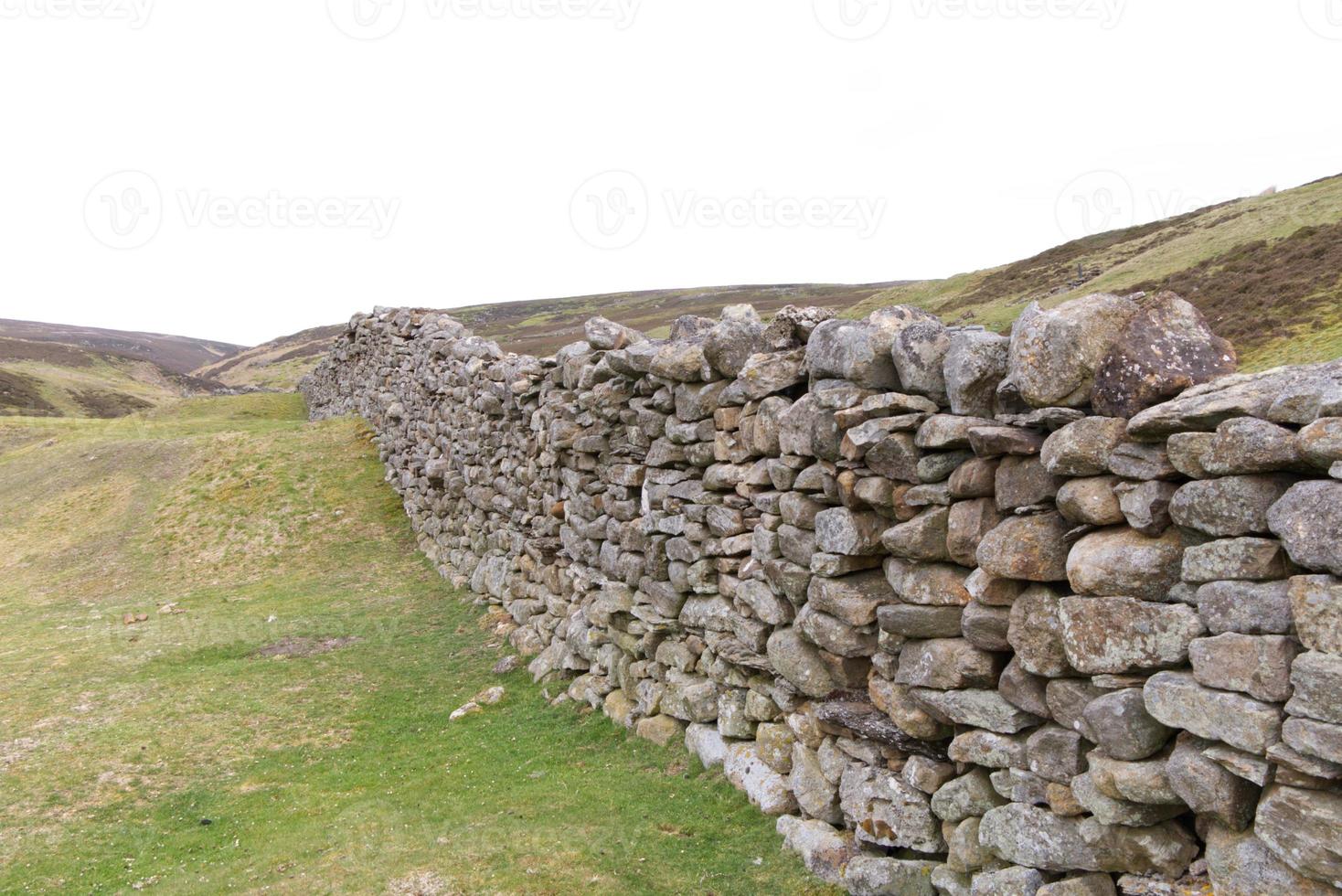 Mur de pierres sèches empilées avec les collines du yorkshire dales royaume-uni en arrière-plan photo