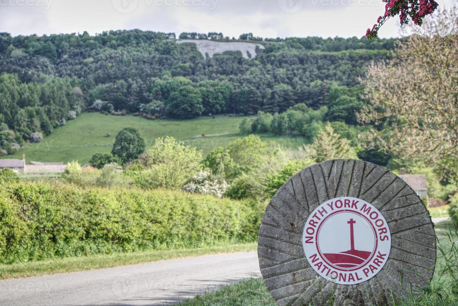 Panneau du parc national des North Yourk Moors avec des heures blanches en arrière-plan. photo