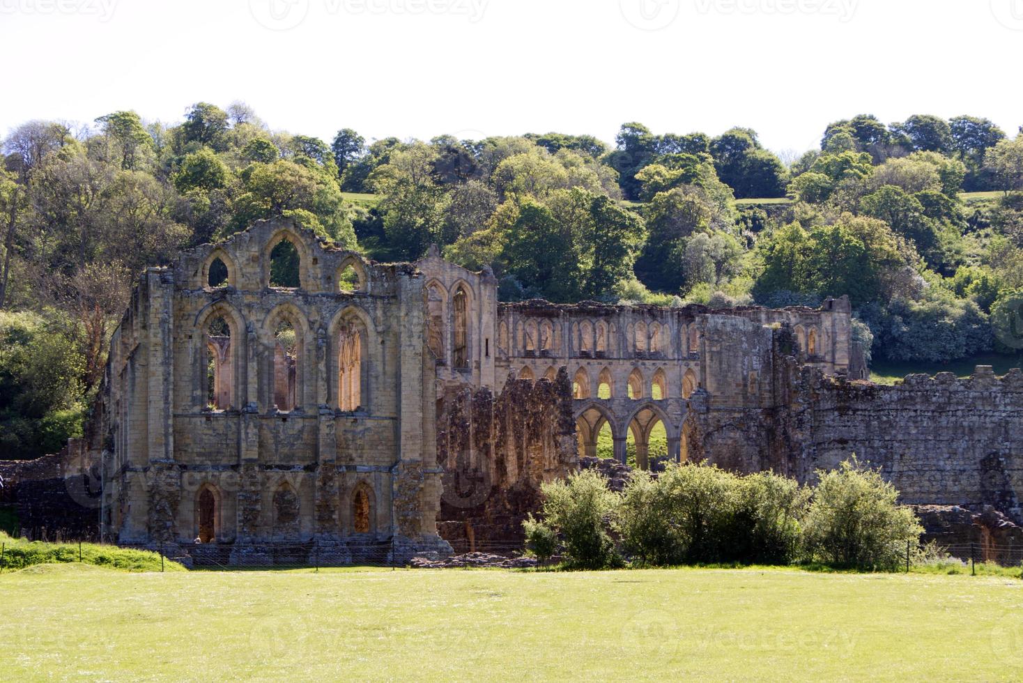 Extérieur de l'abbaye de Rievaulx avec des arbres dans le parc national des North York Moors, Royaume-Uni photo