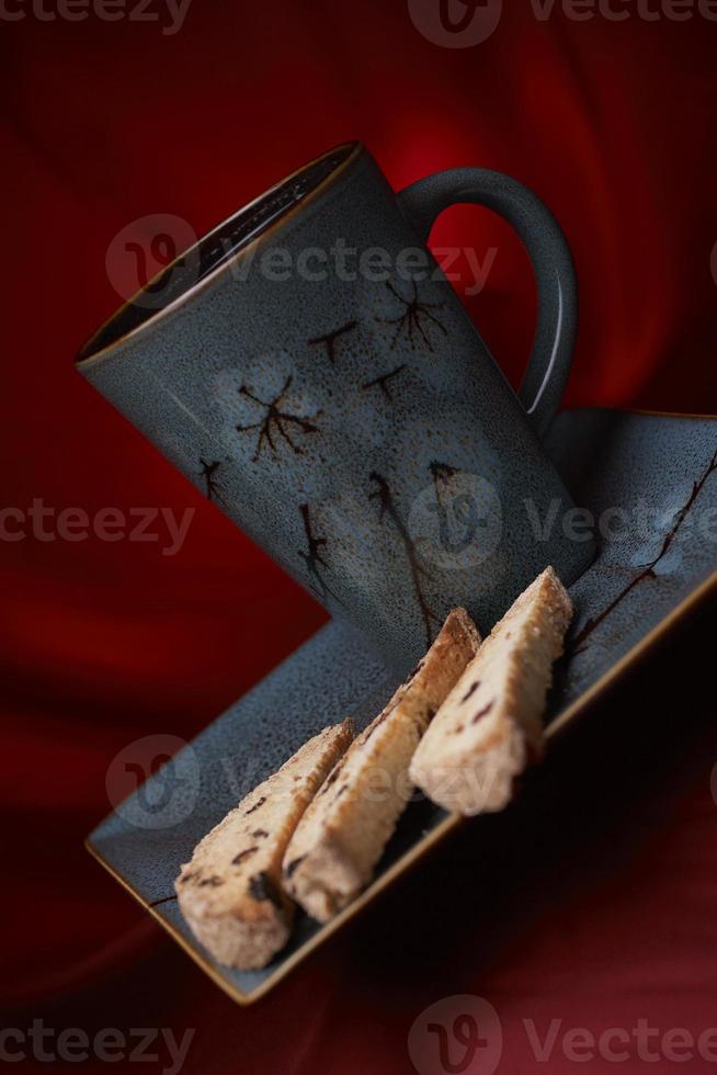 une tasse de café avec biscotti photo