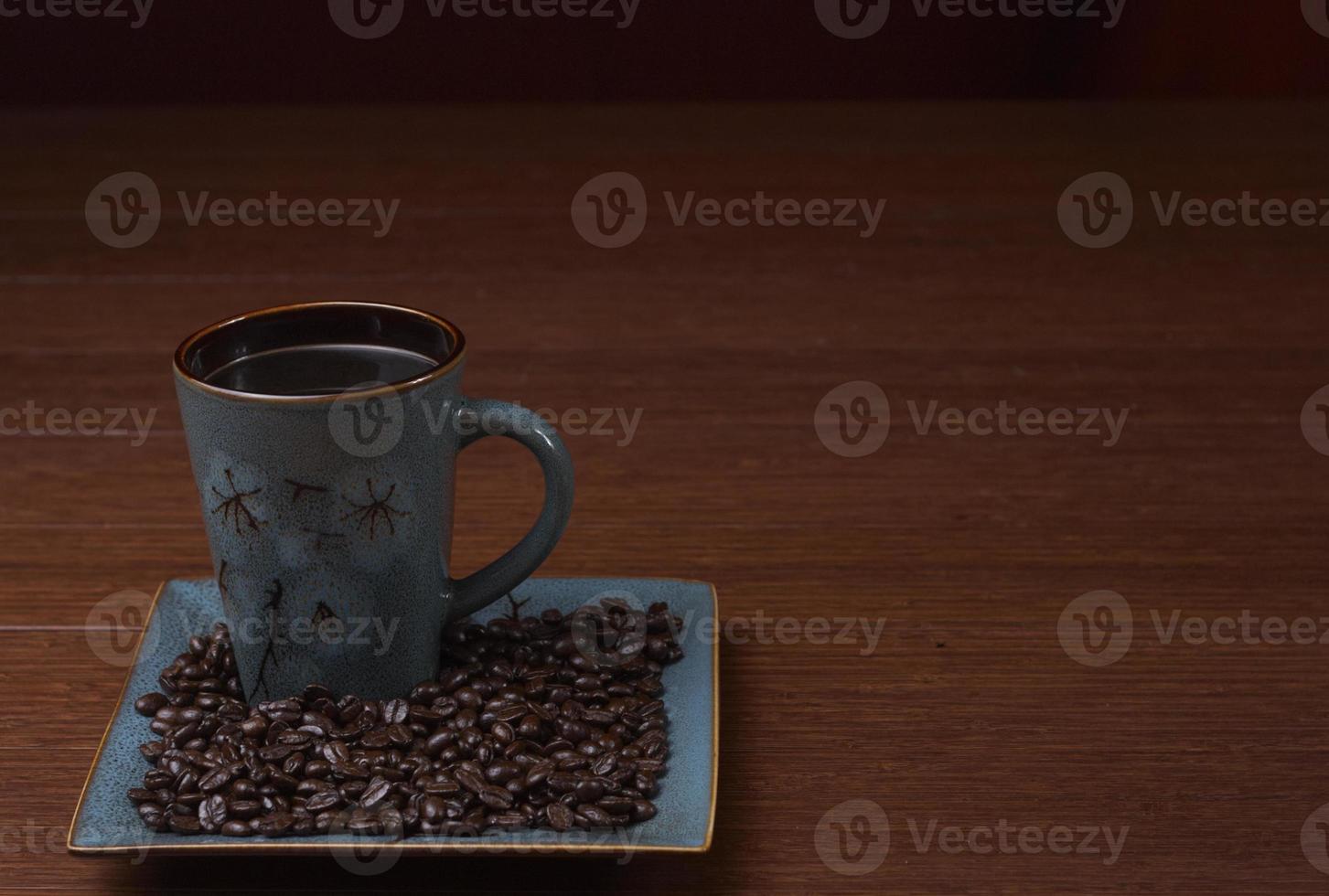 une tasse de café avec des grains de café photo