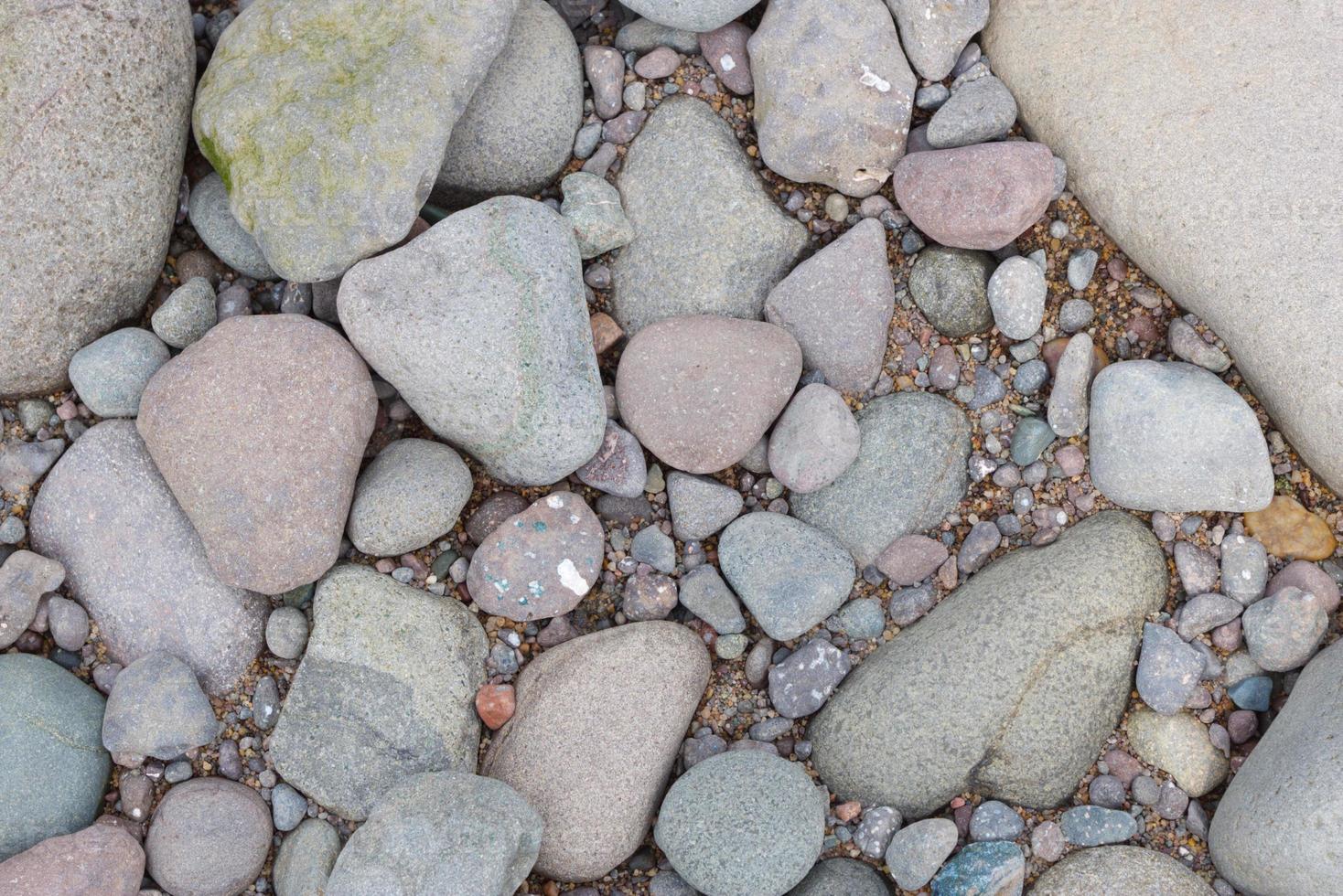 un gros plan sur des pierres et des cailloux sur une plage de l'océan photo