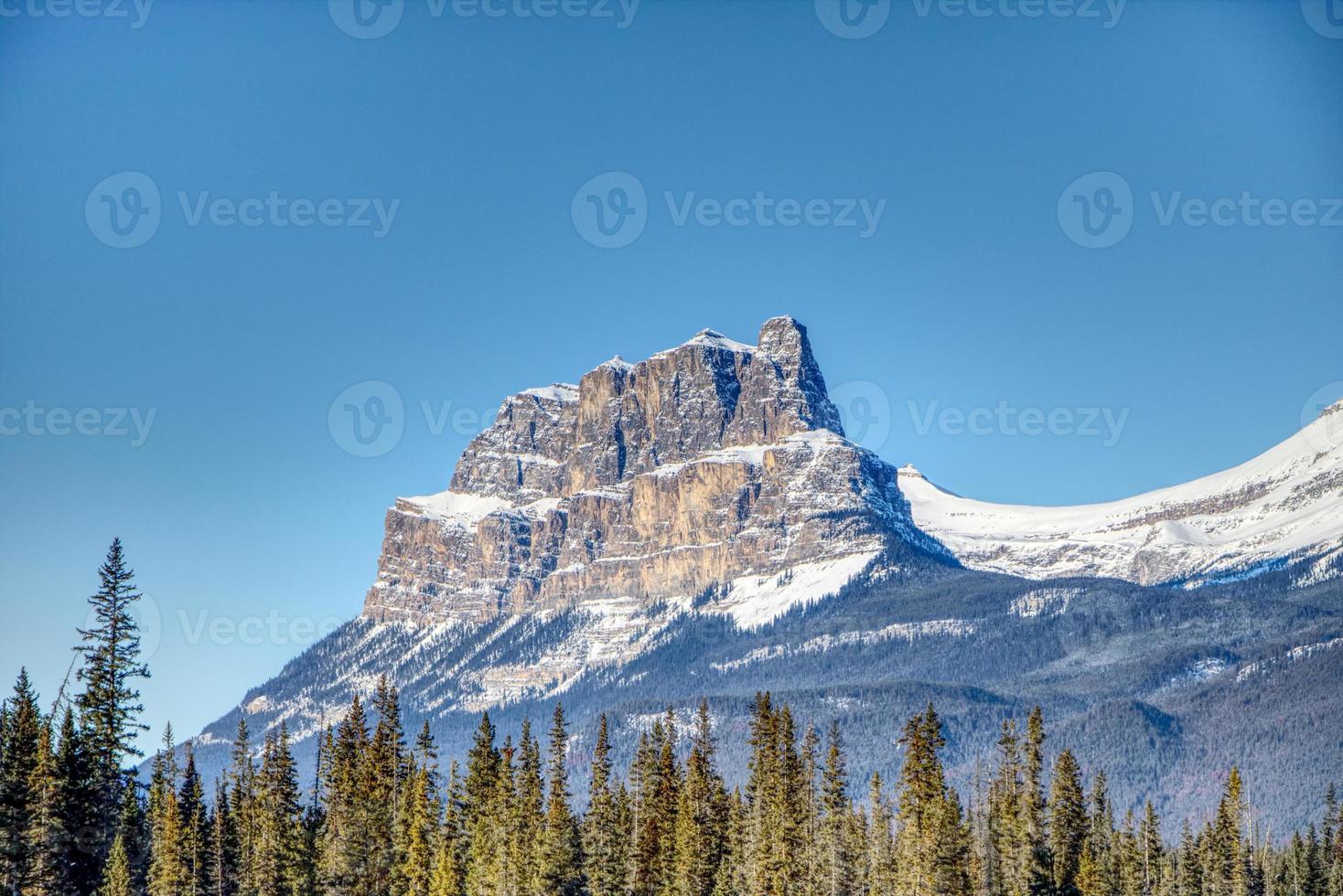 montagne avec ciel bleu dans le parc national banff canada photo