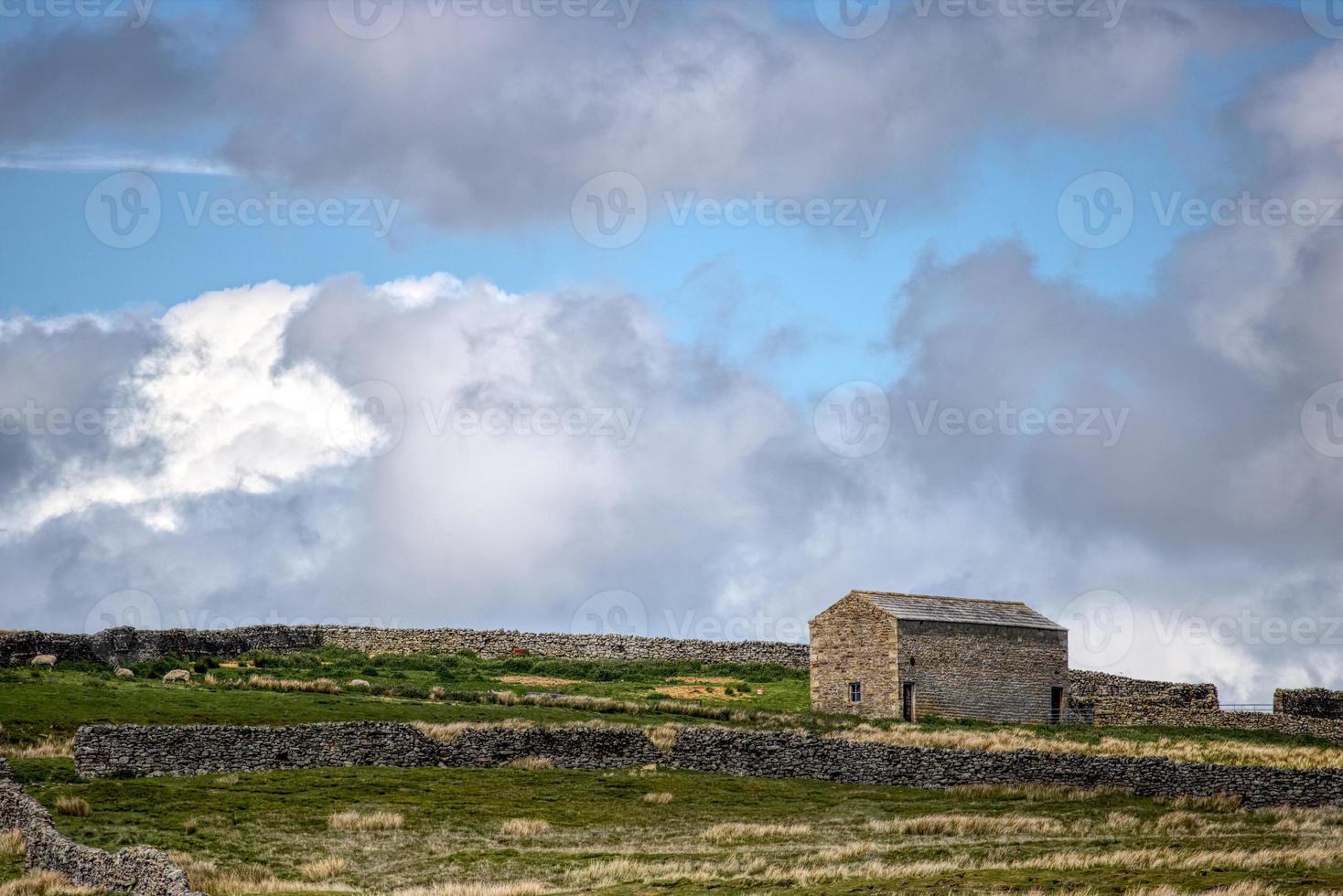 Bâtiment en pierre avec Yorkshire Dales Royaume-Uni en arrière-plan photo