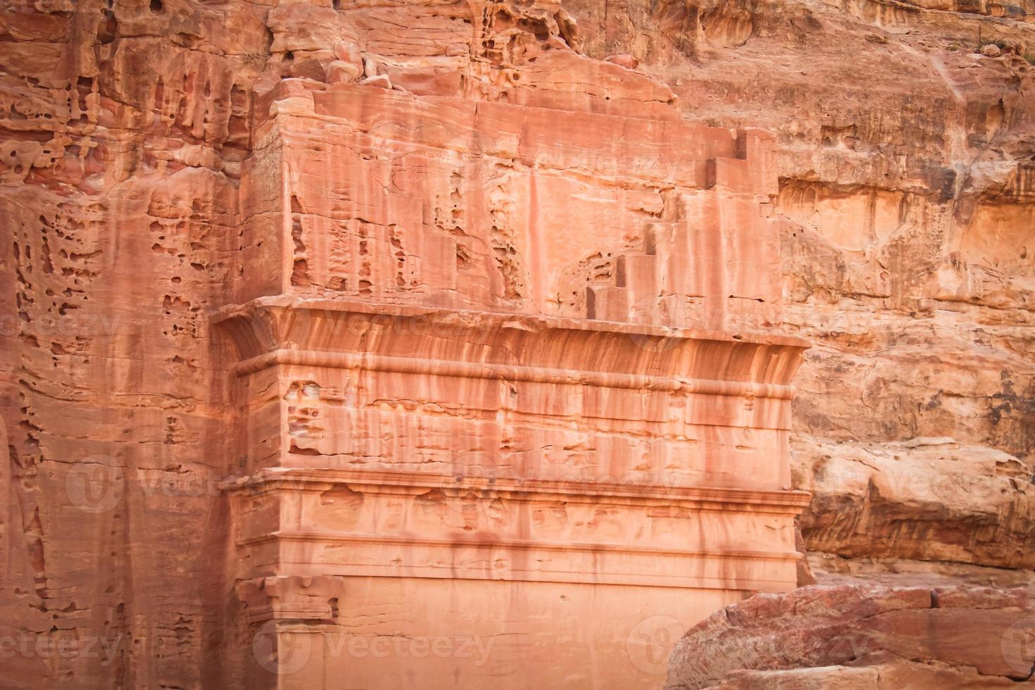 tombeaux royaux célèbres dans l'ancienne ville de petra, en jordanie. il est connu sous le nom de loculi. petra a conduit à sa désignation comme site du patrimoine mondial de l'unesco. photo