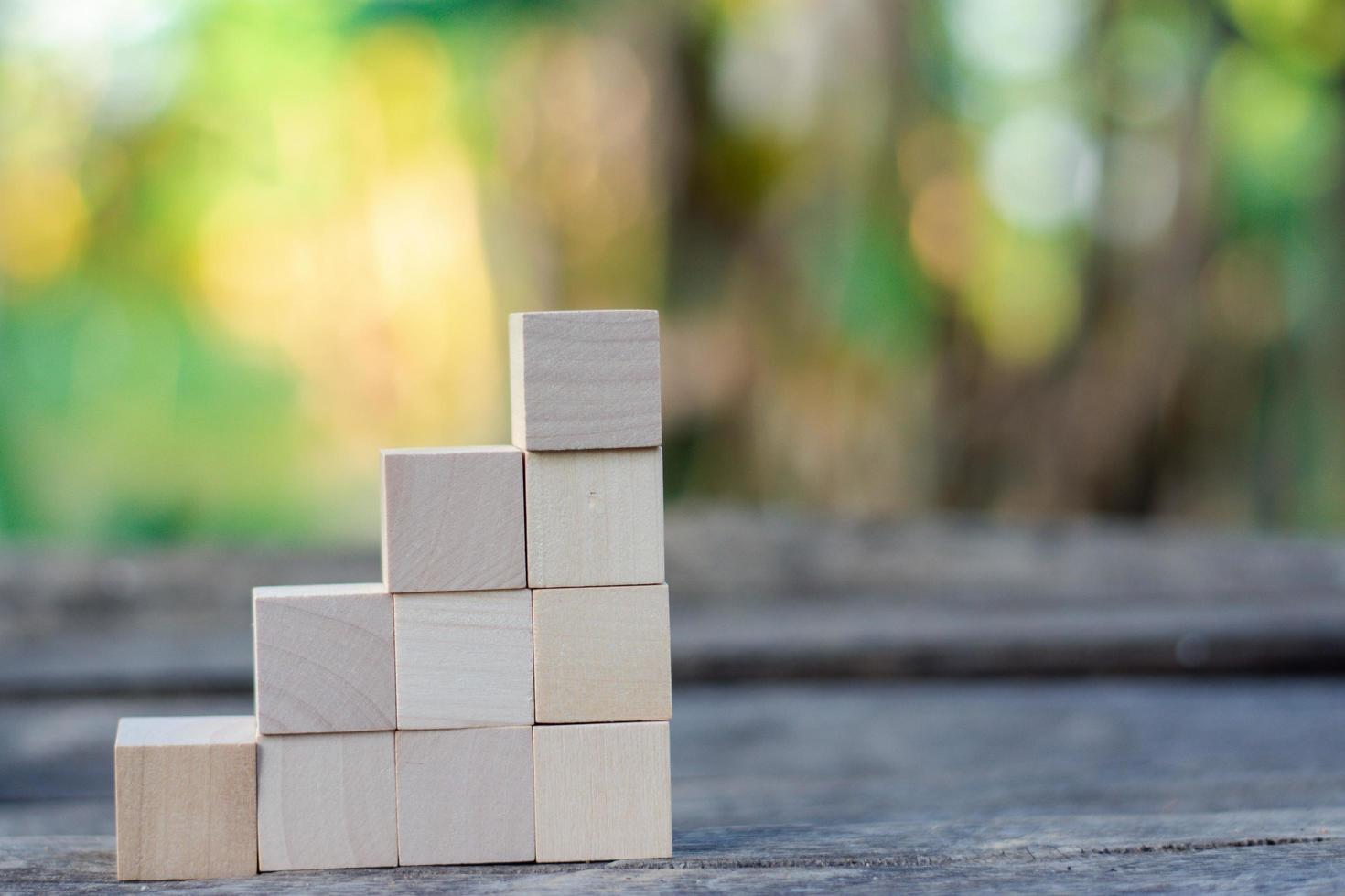 huit cubes de bloc de bois vierges sur fond blanc pour votre texte. espace libre pour le modèle de concept d'entreprise et la bannière. photo