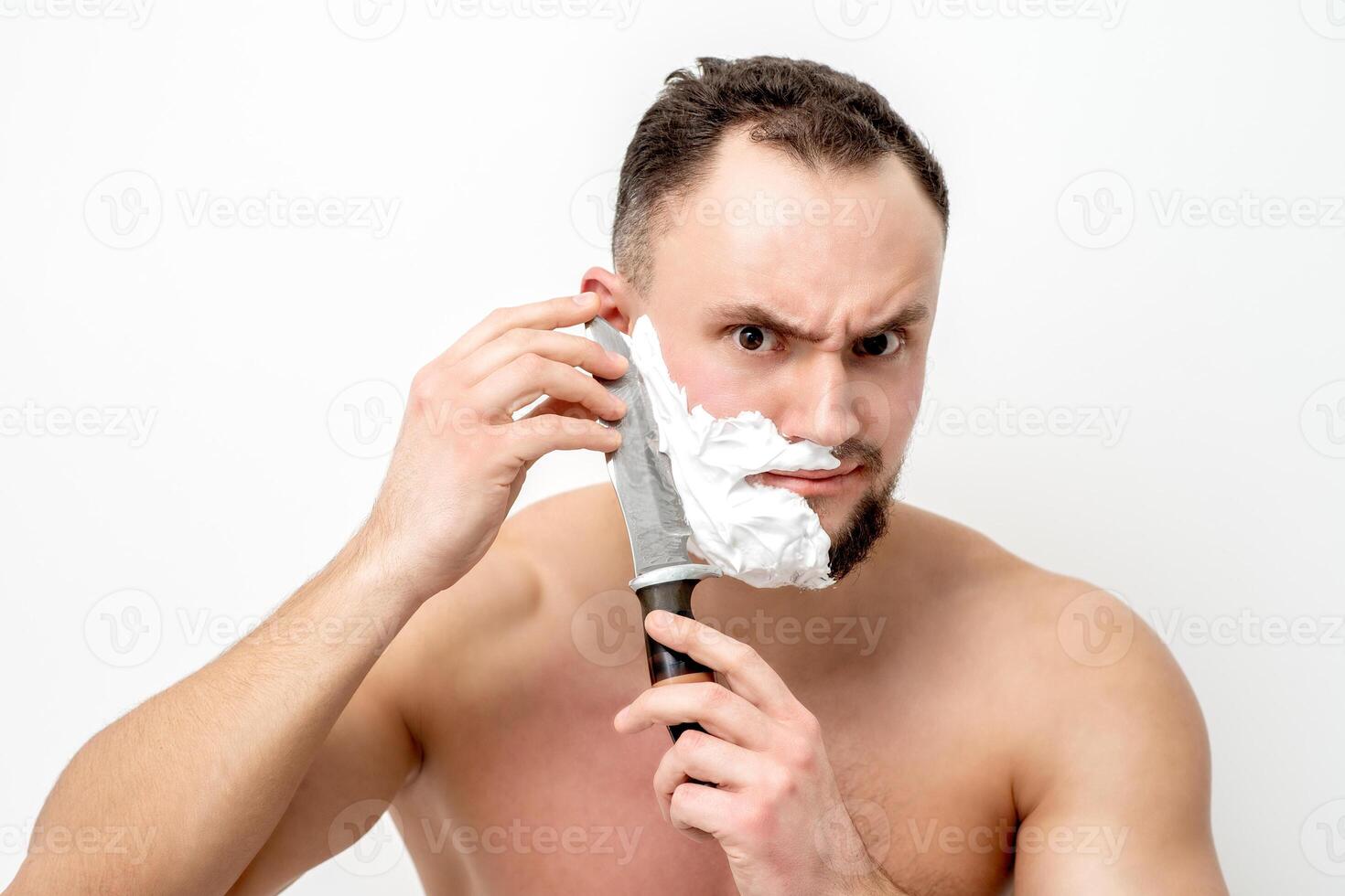 homme se rasant la barbe avec un couteau photo