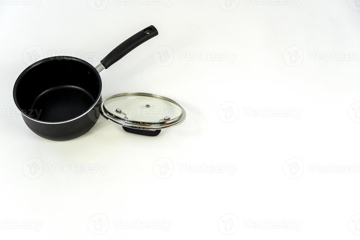 batterie de cuisine, set de table en acier isolé sur fond blanc, batterie de cuisine en métal noir photo