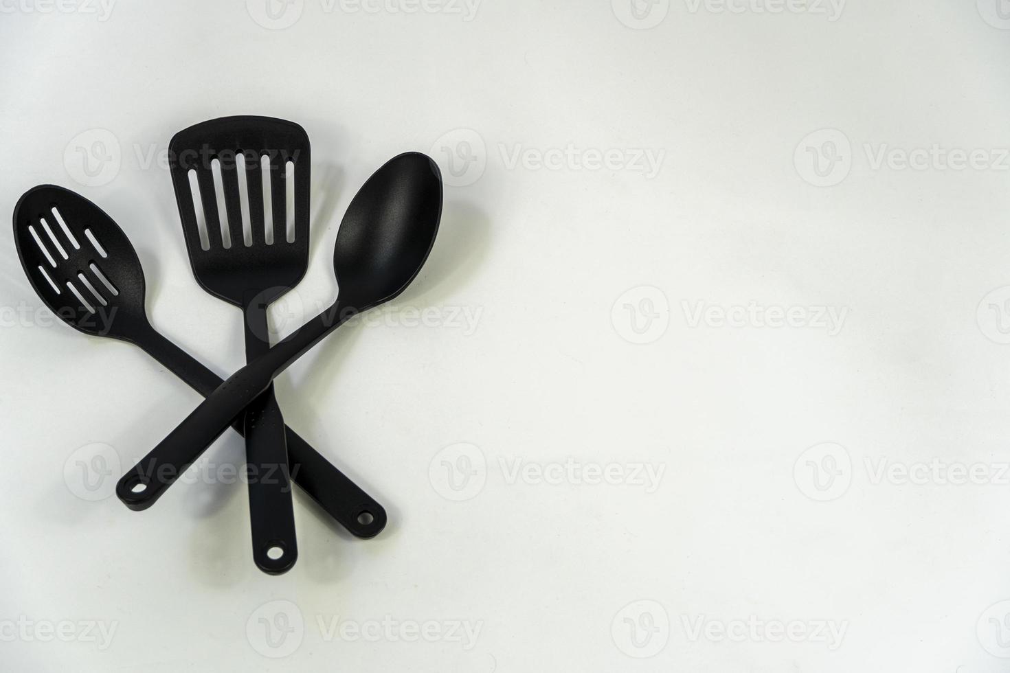 spatules et cuillères en plastique noir sur fond blanc, mexique photo