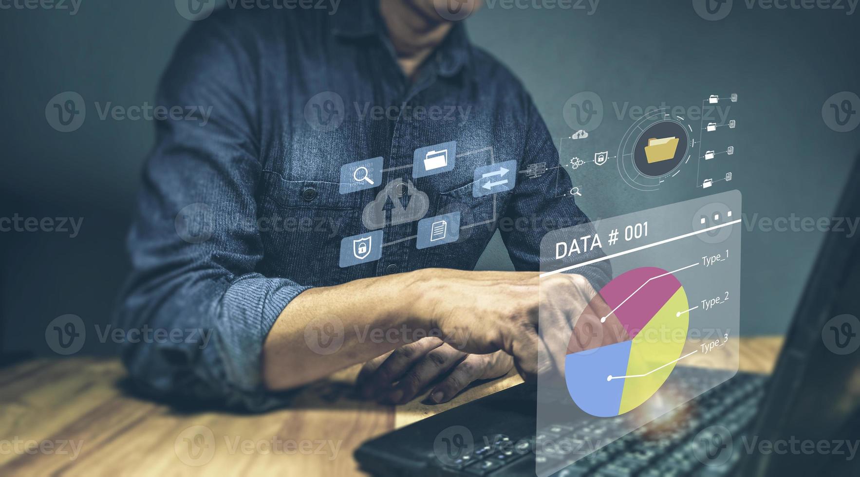 opérations, ventes, marketing, analyste travaillant avec un système d'analyse commerciale et de gestion de données sur ordinateur, faire un rapport avec des kpi et des métriques connectés à la base de données. stratégie d'entreprise pour la finance. photo