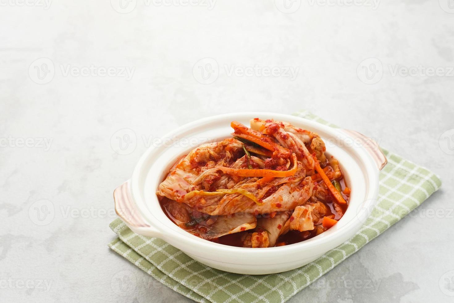 kimchi ou kimci, un aliment coréen traditionnel, légumes fermentés marinés avec un assaisonnement épicé photo