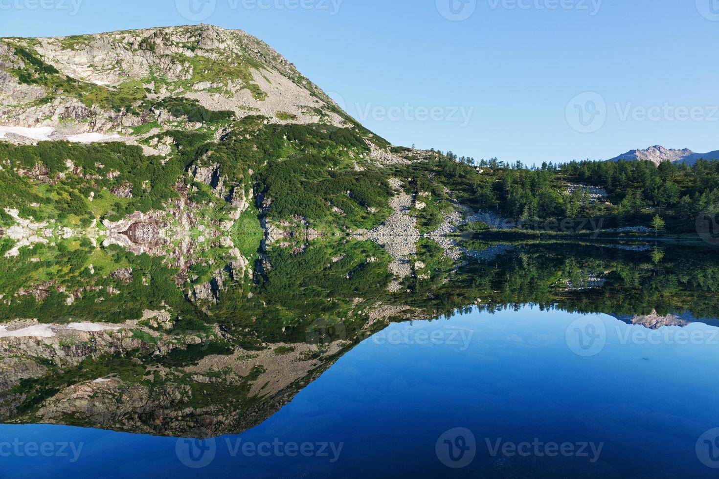 reflet de la montagne sur l'eau, image miroir des montagnes dans l'eau photo