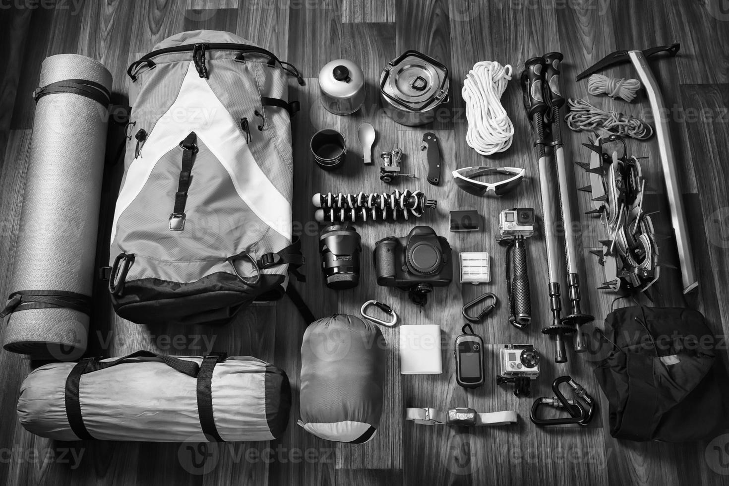 équipement nécessaire pour l'alpinisme et la randonnée sur fond de bois photo