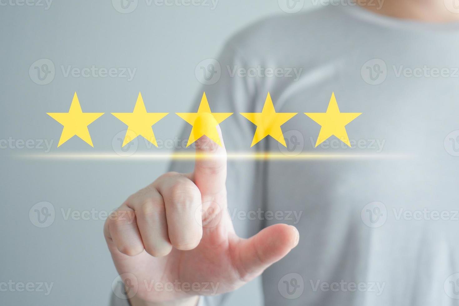 expérience client, satisfaction, rétroaction, examen, concept d'évaluation. le client clique sur cinq étoiles jaunes pour augmenter la note. la meilleure excellente expérience client pour les services aux entreprises. photo