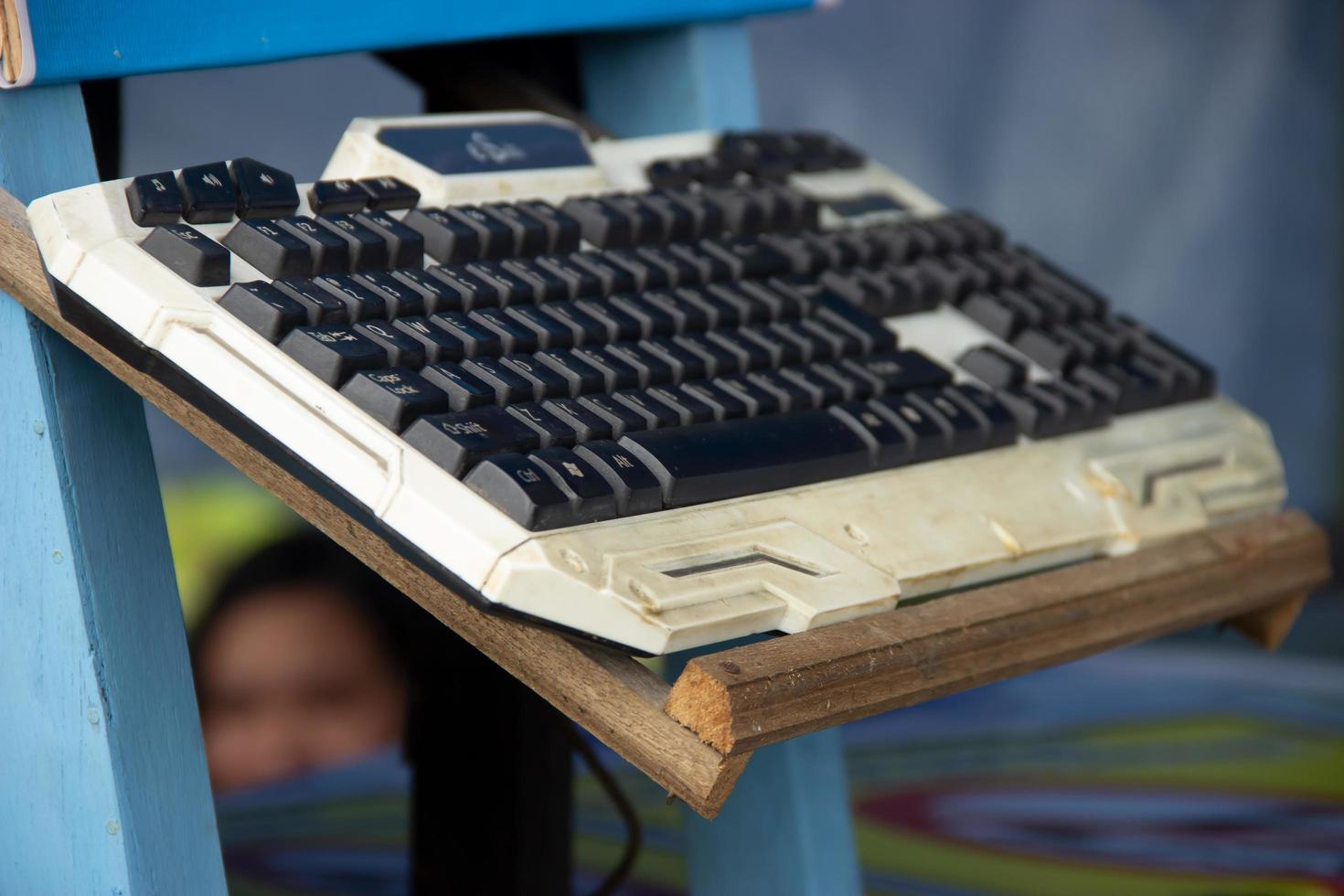 clavier placé à l'extérieur et exposé photo