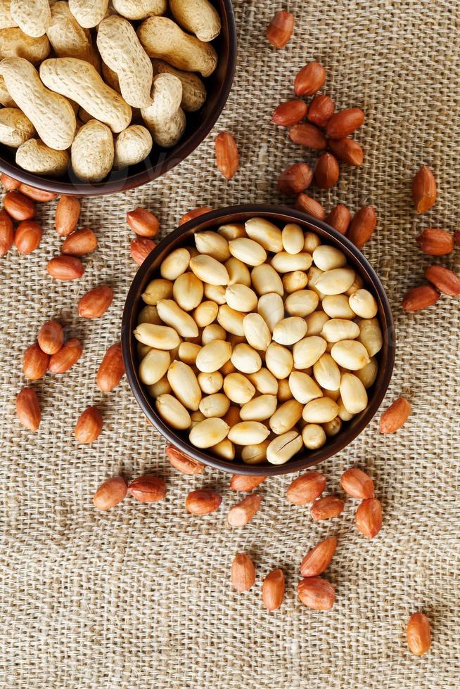 cacahuètes en coque et gros plan pelées dans une tasse photo