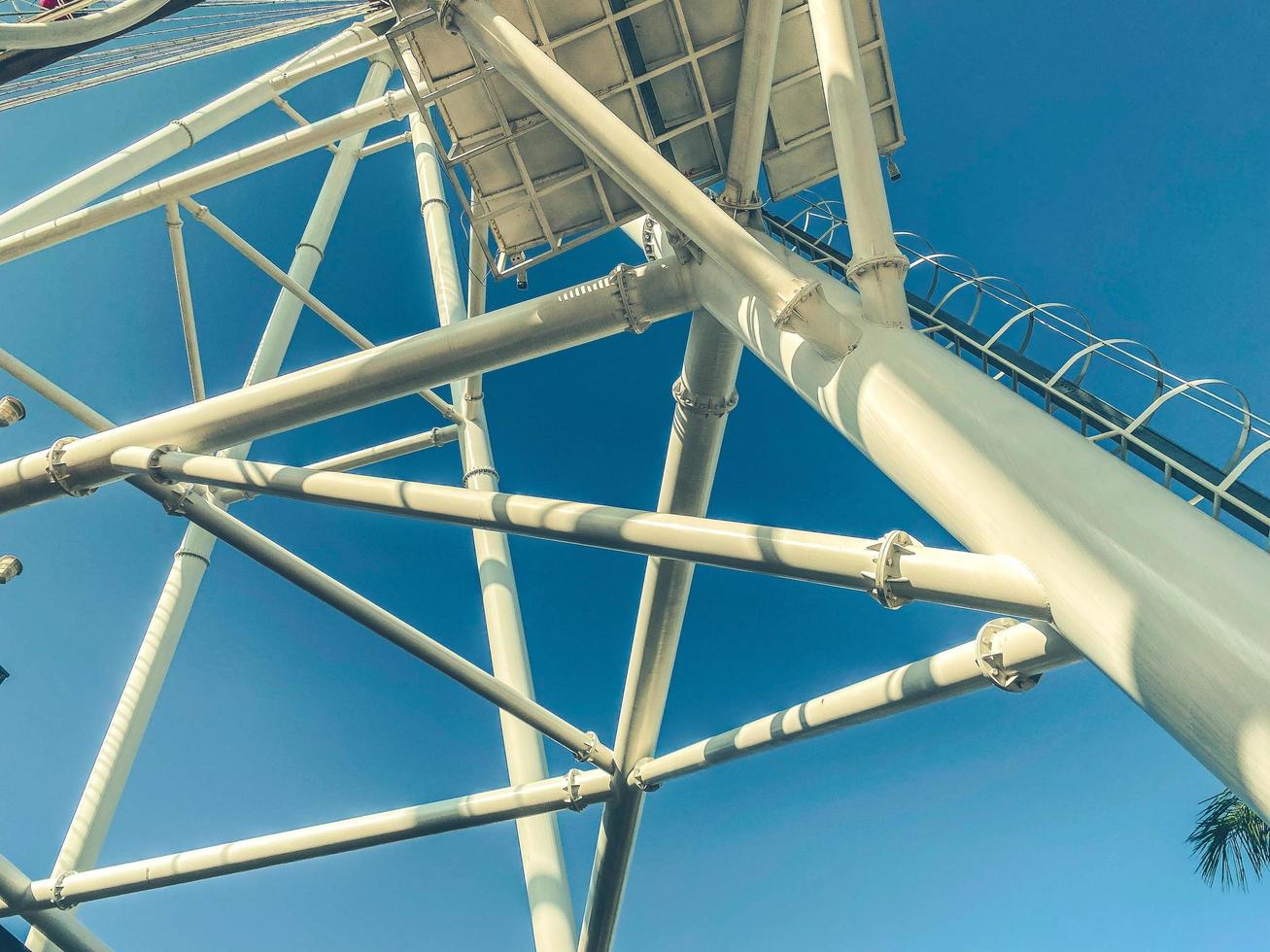 parc d'attractions. grande roue en métal blanc. sur la roue se trouvent de grandes cabines pour les skieurs. énorme structure faite de tiges métalliques photo