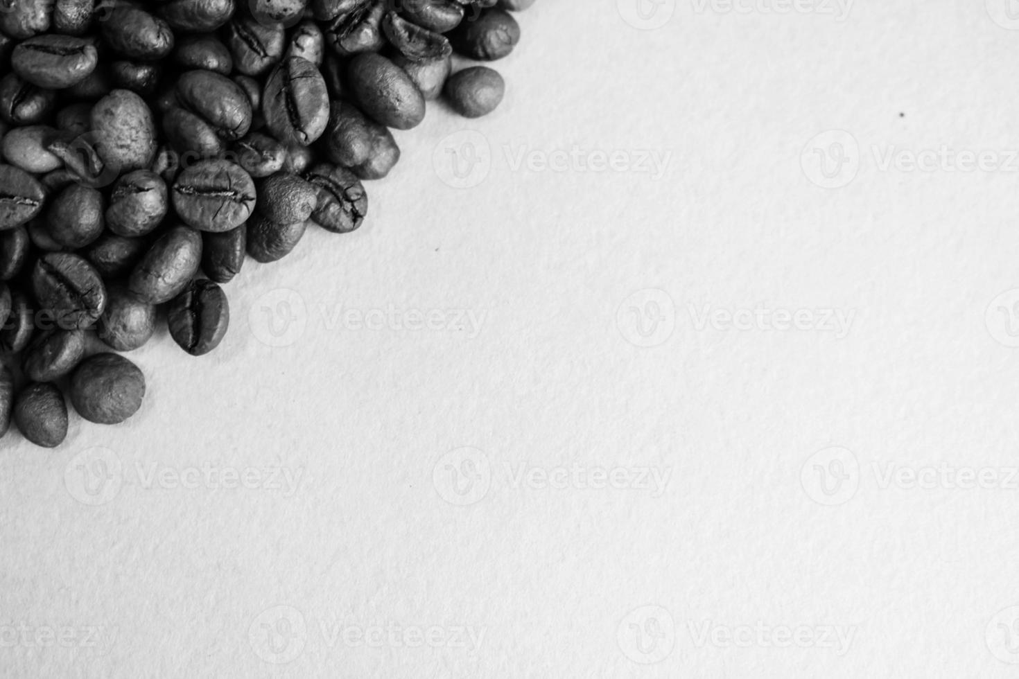 belle texture de délicieux grains de café brun naturel parfumé fraîchement torréfiés, grains de café arabica, robusta. mise à plat et espace de copie sur un fond noir et blanc photo