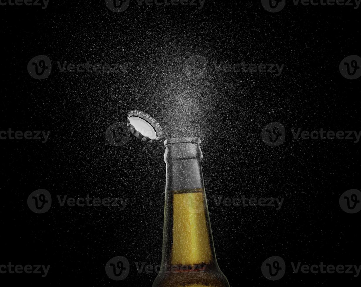photo en gros plan d'une bouteille de bière brune éclaboussant des gouttes de bière sur fond noir. bouchon de bière volant au-dessus de la bouteille. rendu 3D