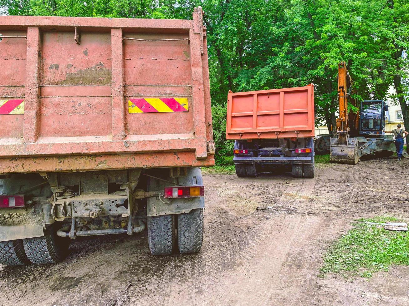 un camion avec une carrosserie pour transporter des choses lourdes. autocollant robuste à l'arrière du corps. à côté du camion se trouve une autre voiture avec un corps photo