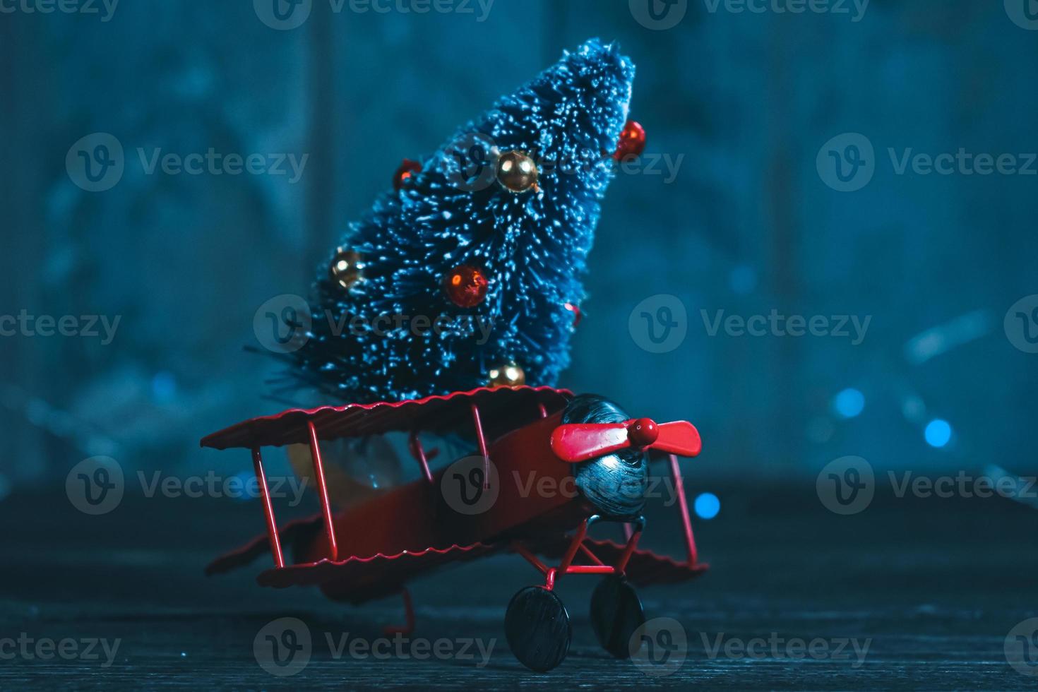 décoration d'arbre de noël sur un jouet d'avion photo