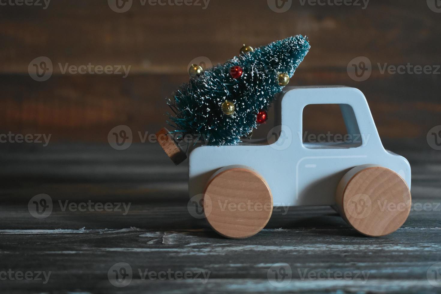 Ornements d'arbre de Noël sur petite voiture photo