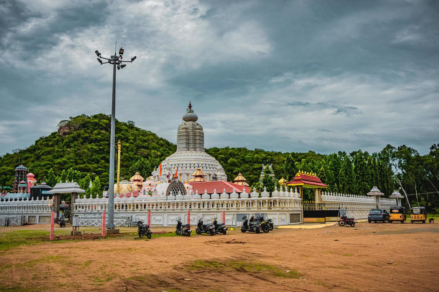 sri maha bhairavar rudra aalayam est un célèbre temple indien à tiruvadisoolam, chengalpattu, tamilnadu, sud de l'inde. le célèbre temple du dieu hindou, le meilleur lieu touristique de l'inde photo