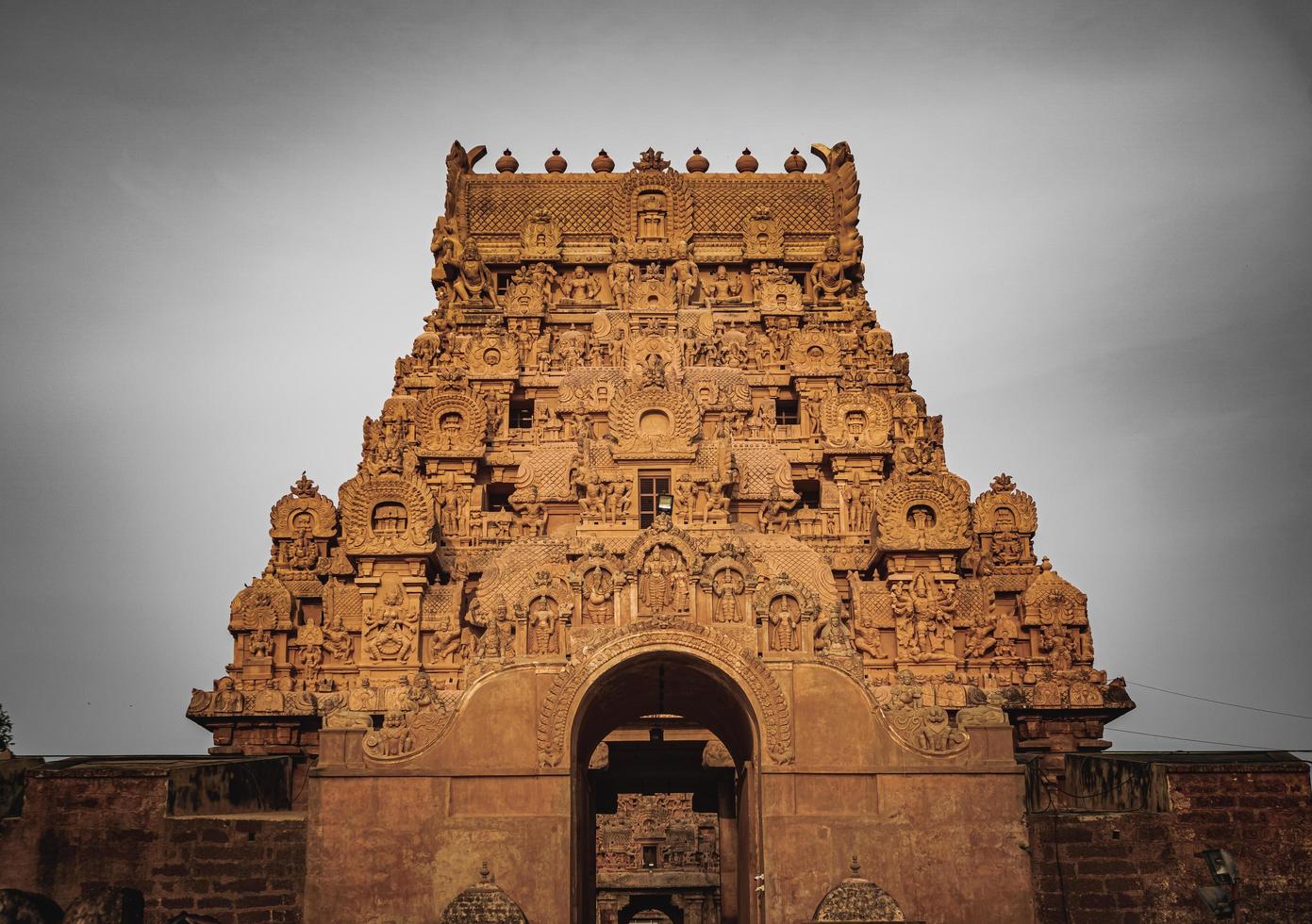 le grand temple de tanjore ou temple brihadeshwara a été construit par le roi raja raja cholan à thanjavur, tamil nadu. c'est le temple le plus ancien et le plus haut d'inde. ce temple inscrit au patrimoine de l'unesco photo
