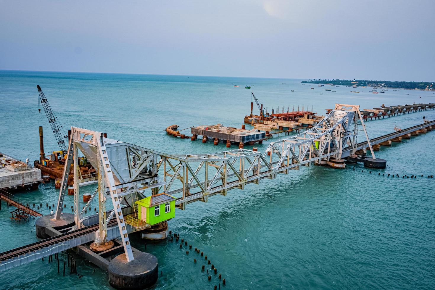 le pont de pamban est un pont ferroviaire qui relie la ville de mandapam en inde continentale à l'île de pamban et à rameswaram, tamil nadu, inde du sud. c'était le premier pont maritime de l'inde. pont cantilever. photo