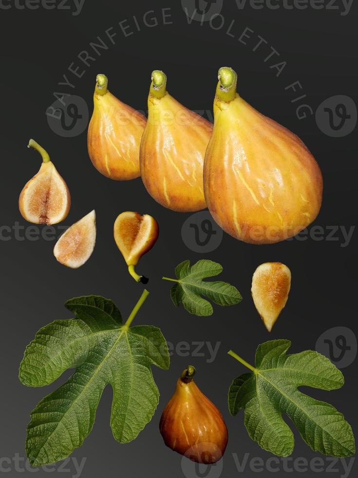 figues fraîches, fruits orange et feuilles du jardin, placés sur fond noir. photo