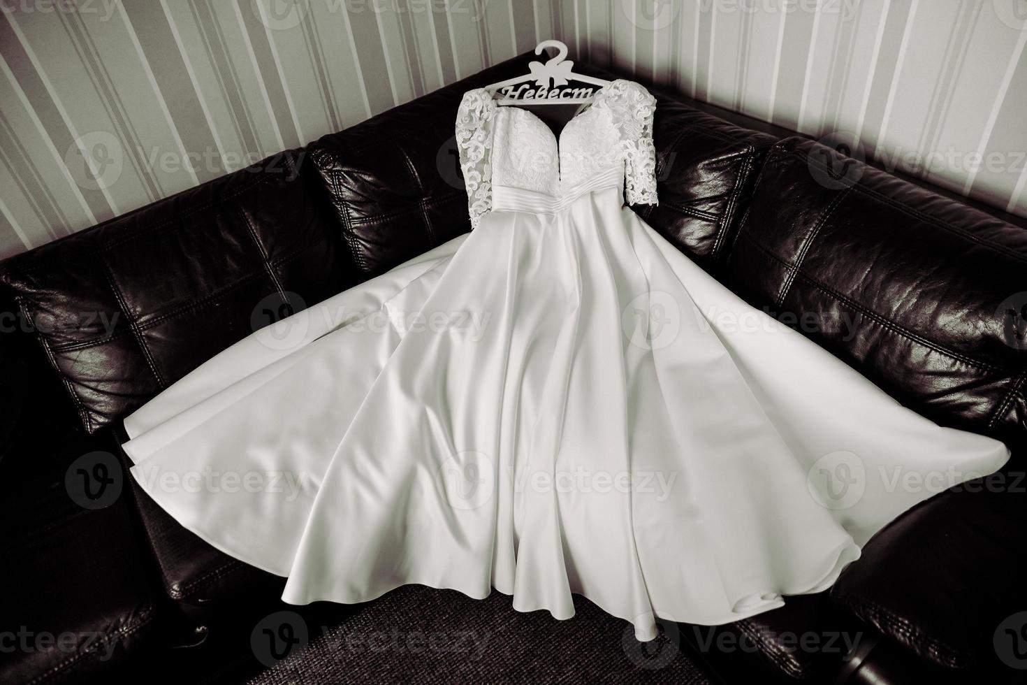 robe de mariée dans la chambre de la mariée photo