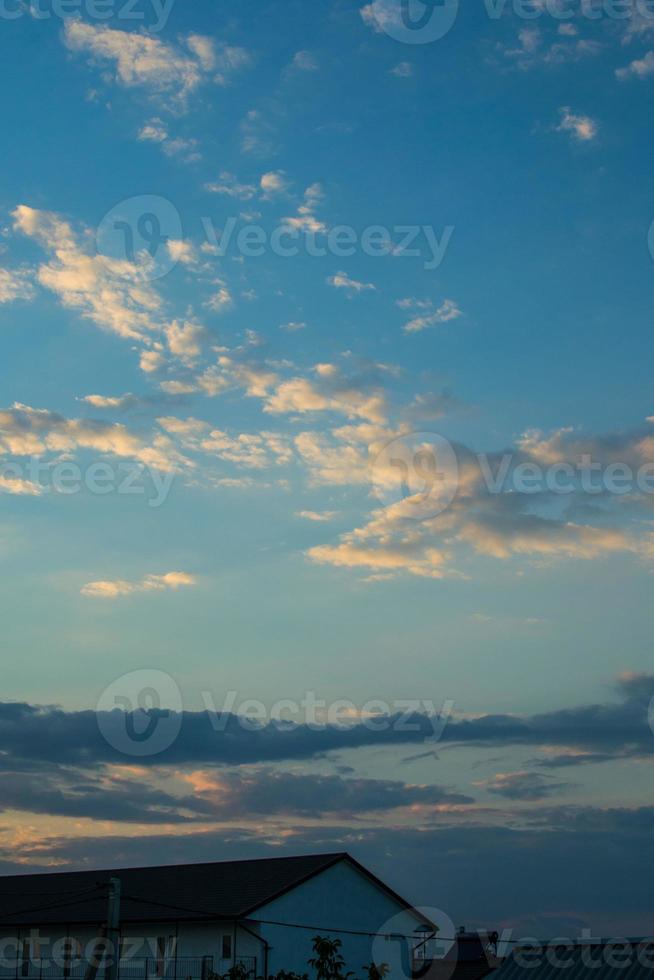 magnifique panorama panoramique du lever ou du coucher du soleil avec une doublure argentée photo