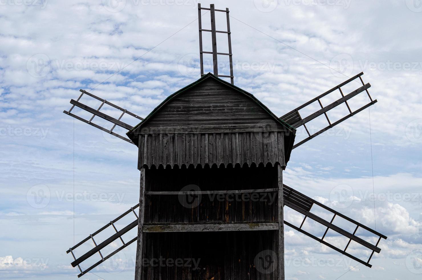 paysage d'été avec un vieux moulin en bois photo