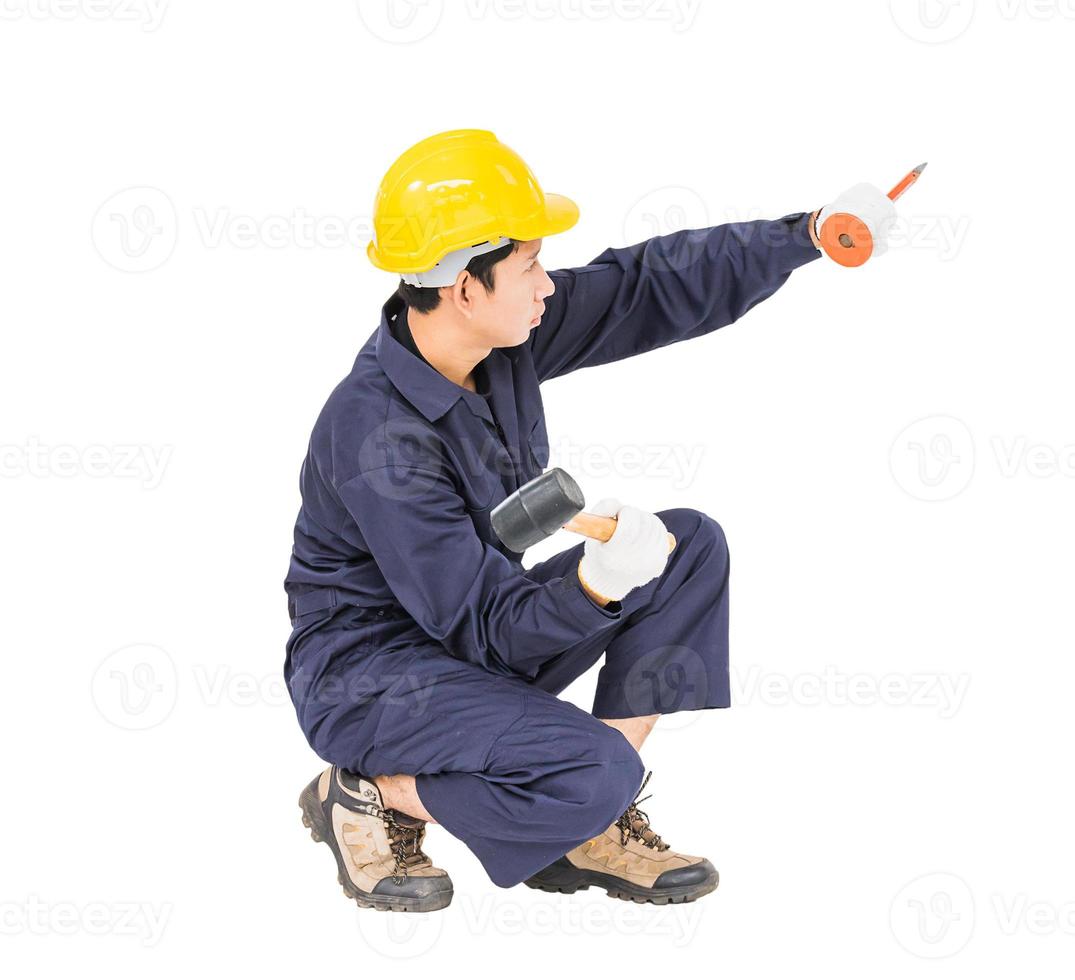 homme tenir marteau et ciseau à froid sur blanc photo