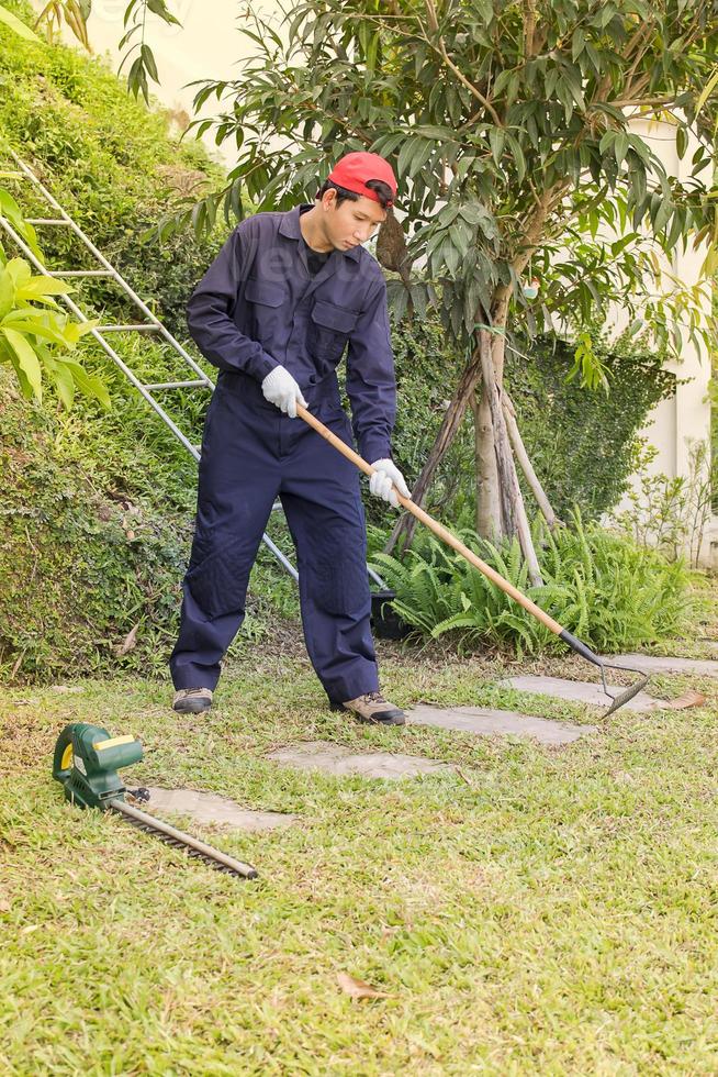 jardinier avec des outils de jardin au travail photo