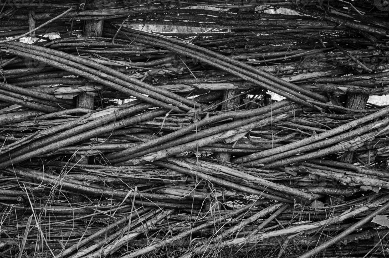 clôture faite de planches de branches d'arbres photo