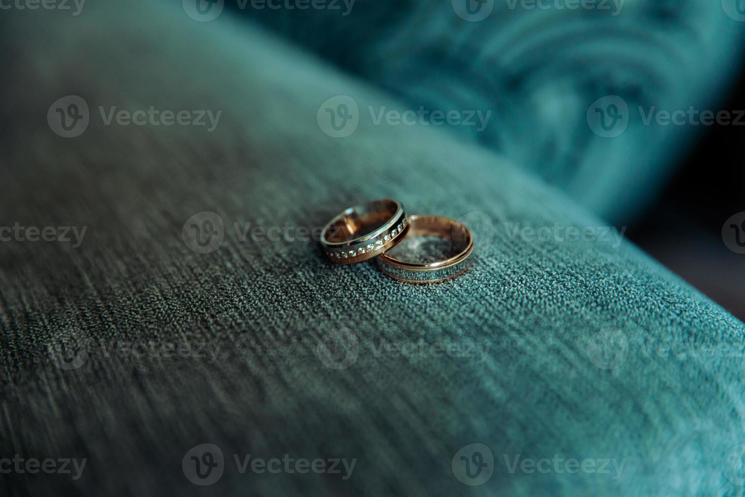 deux anneaux de mariage sur le sol avec contraste photo