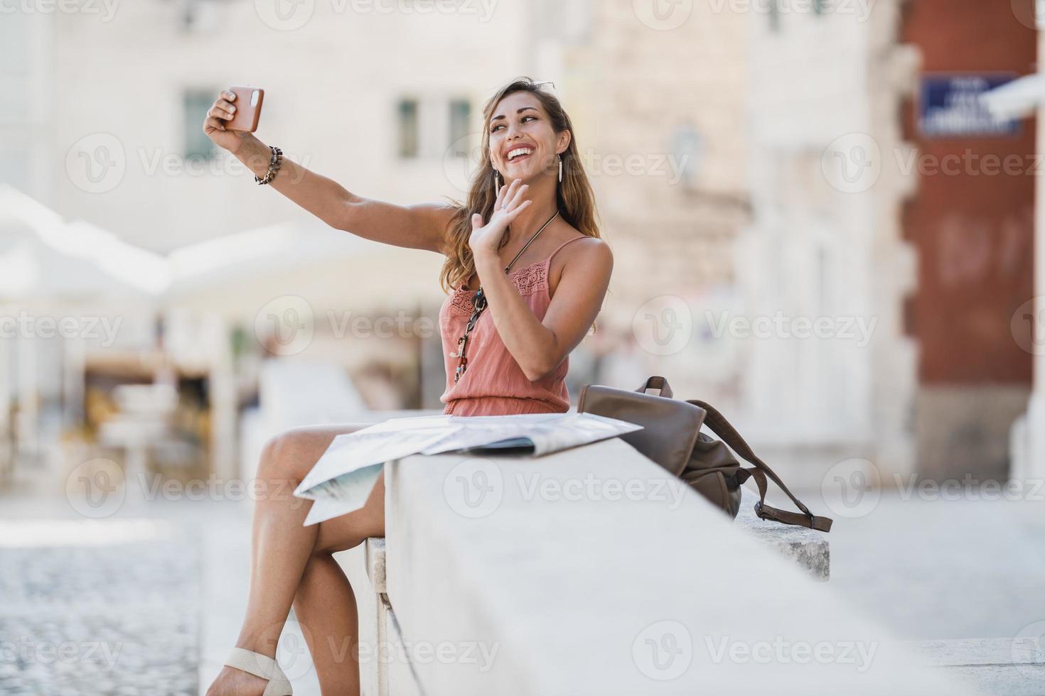 femme faisant selfie tout en profitant des vacances d'été photo