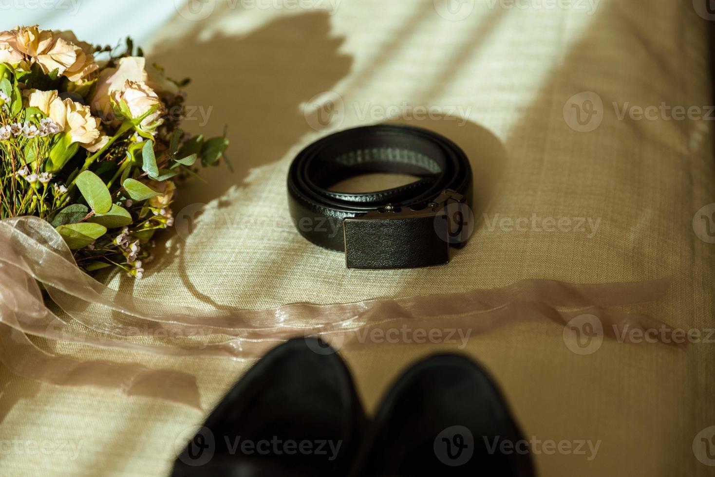 les honoraires du marié, veste et montre photo