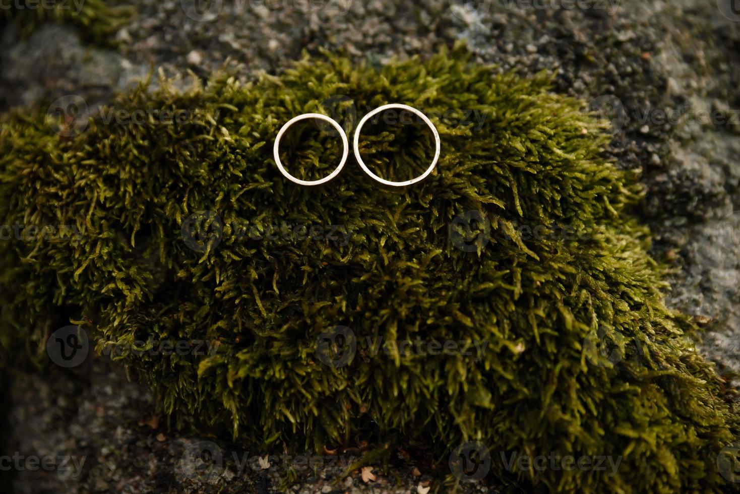 deux anneaux de mariage sur le sol avec contraste photo