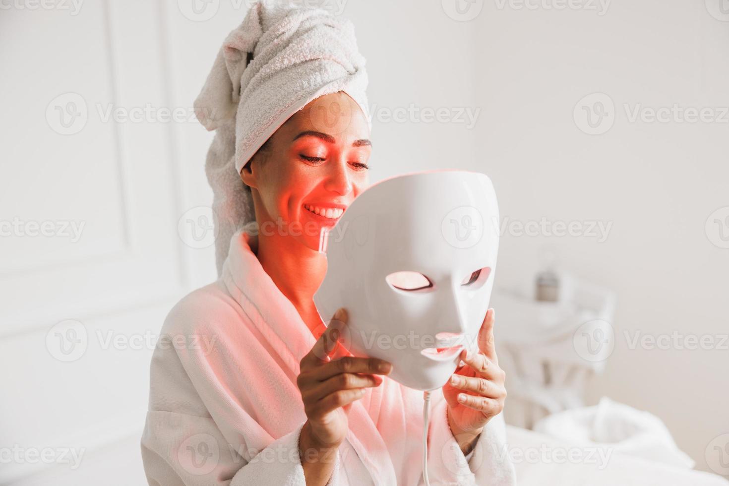 femme recevant un traitement de masque facial à lumière led au salon de beauté photo