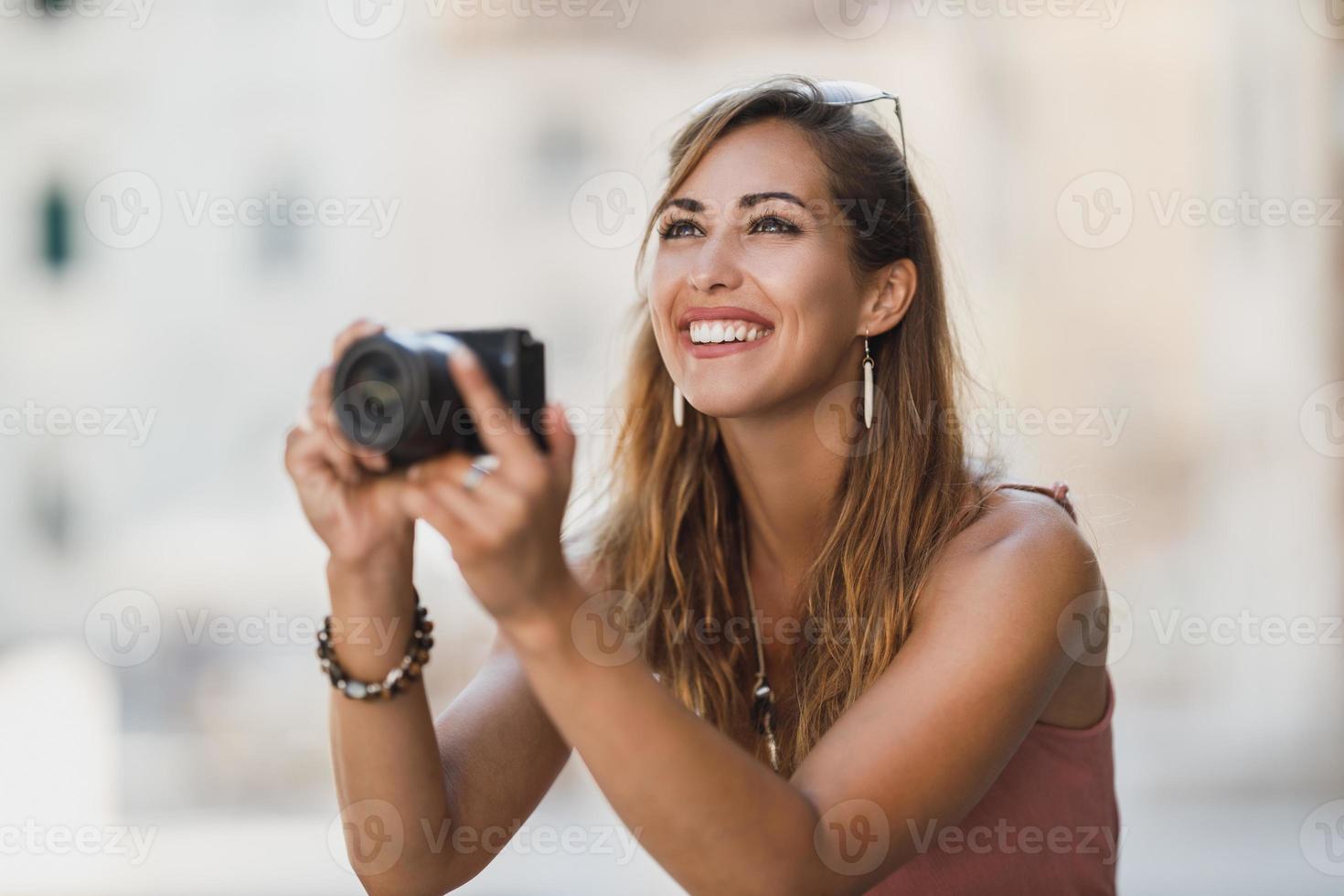 femme s'amusant et prenant des photos tout en profitant des vacances d'été