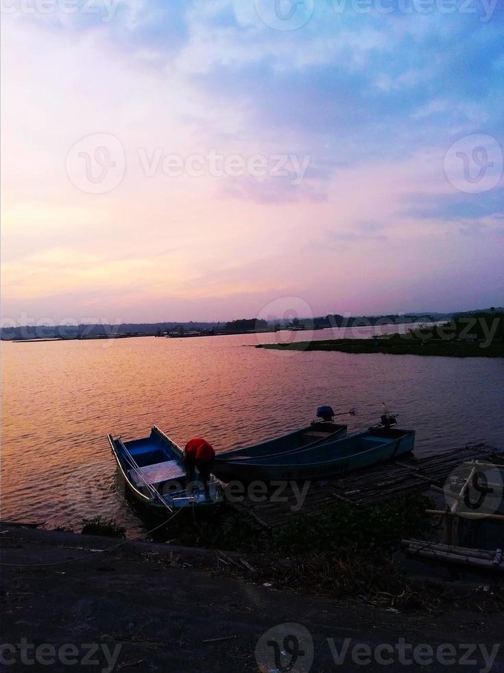 bateau le soir photo