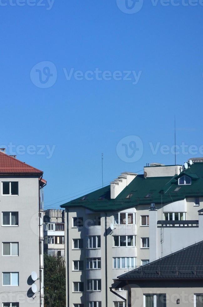 toits de maisons modernes sous un ciel sans nuage. méthode de toiture en métal photo